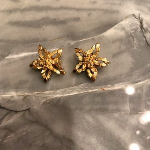 Pastelli Gold Tone Flower Clip On Earrings 1” Estate Vintage.